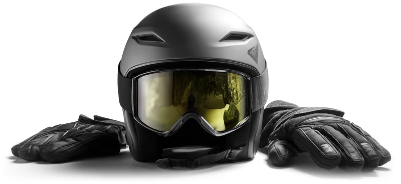 Skihelm mit Brille und Handschuhen